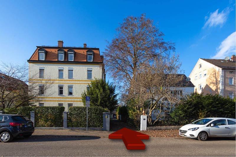 Ein Pfeil der von der Stadtjägerstrasse in die unscheinbare Einfahrt der Osteopathiepraxis von Christian Kästle zeigt