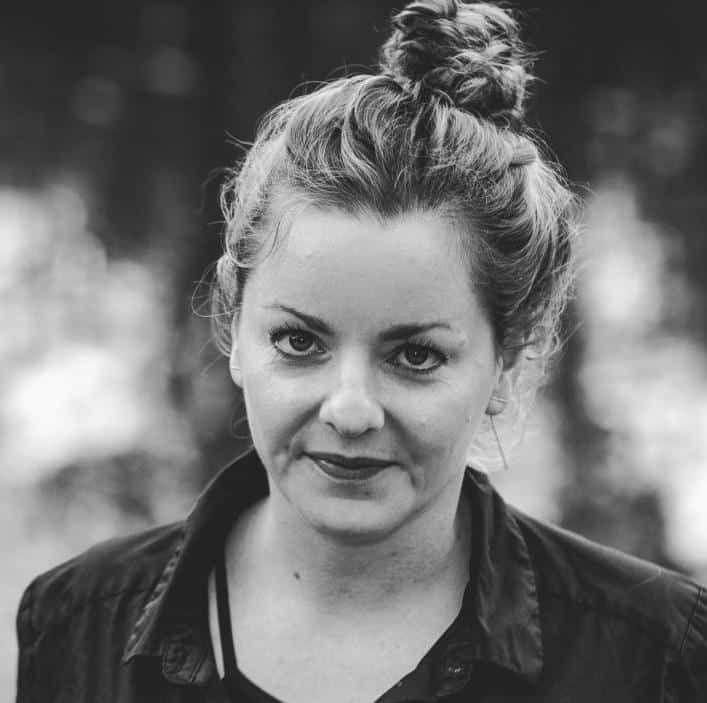 das Bild zeigt die Patientin Leonie in schwarz-weis. Sie hat eine der Bewertugen verfasst